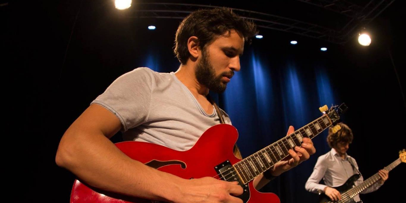 Arnaud Leguay, musicien Guitariste en représentation à Paris - photo de couverture n° 1