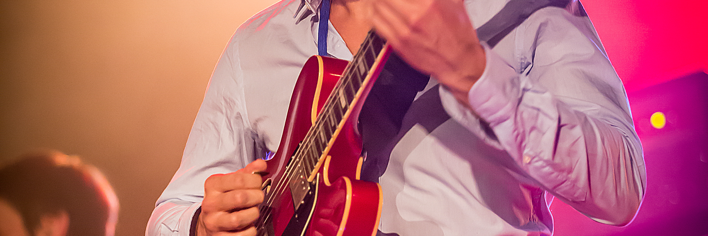Arnaud Leguay, musicien Guitariste en représentation à Paris - photo de couverture n° 3