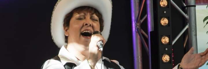 Lolo Justine, Chanteur Chanteur en représentation à Gironde - photo de couverture