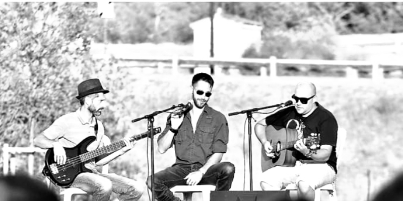 Acoustic live concept , groupe de musique Chanteur en représentation à Bouches du Rhône - photo de couverture