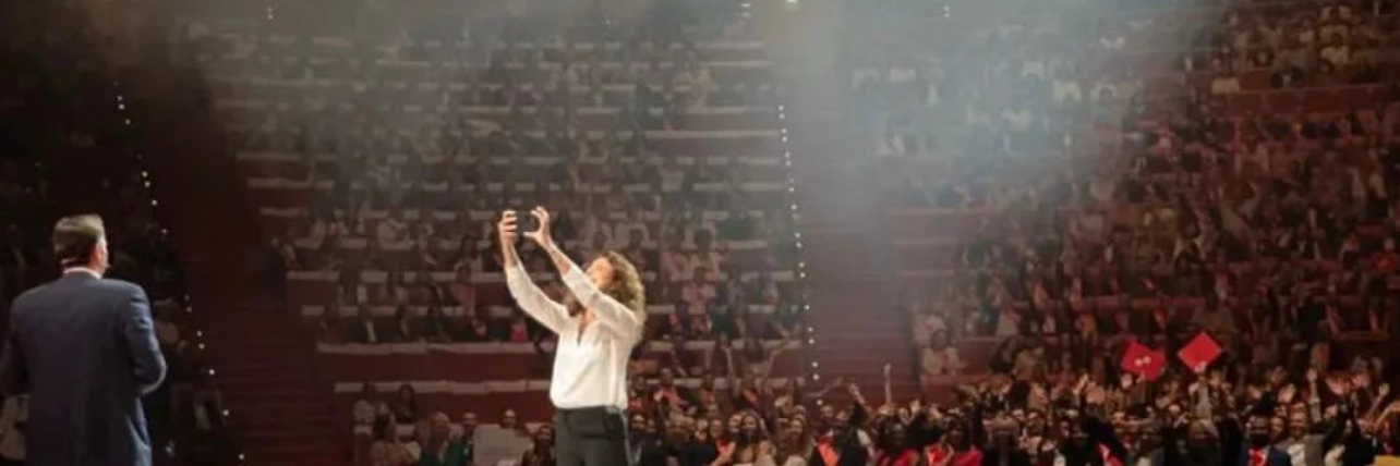 Amza, musicien Chanteur en représentation à Rhône - photo de couverture