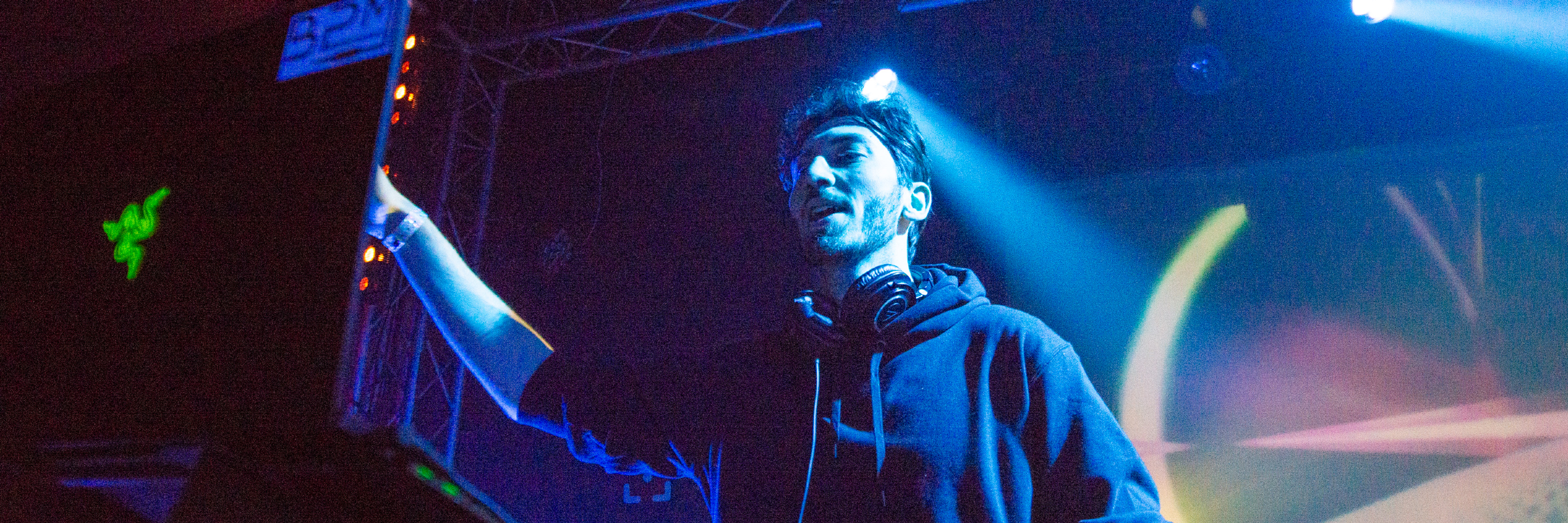 Arflek Oventar, DJ DJ en représentation à Paris - photo de couverture n° 2