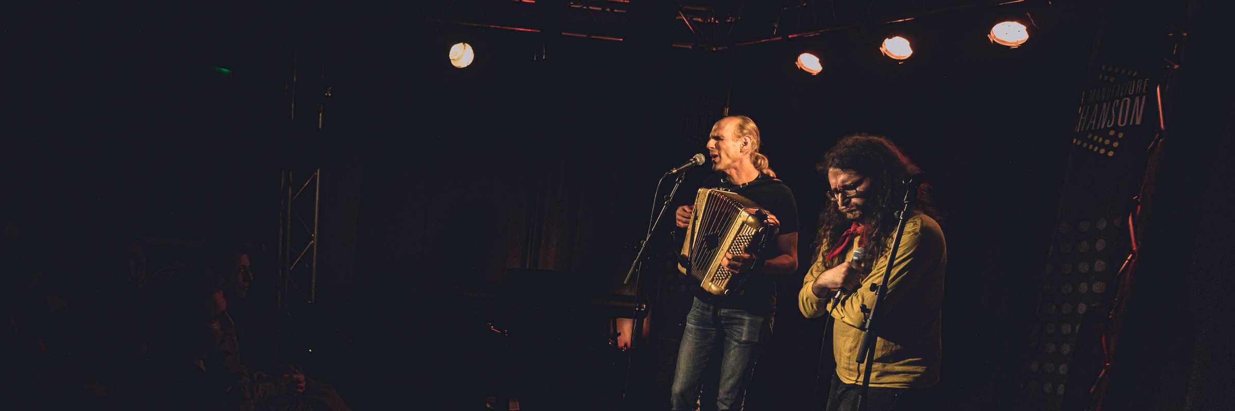 Les Potes au Feu, Chanteur Chanteur en représentation à Paris - photo de couverture