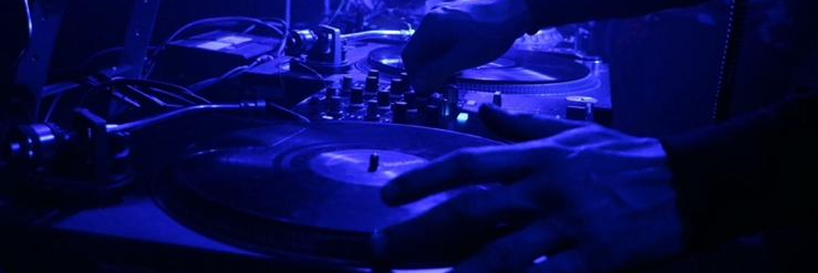 crown musique , DJ DJ en représentation à Réunion - photo de couverture