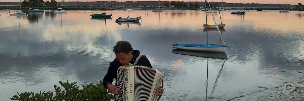 Guilhem Cazeils, musicien Accordéoniste en représentation à Gironde - photo de couverture