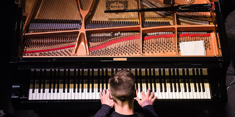 Joran, musicien Pianiste en représentation à Val de Marne - photo de couverture n° 1