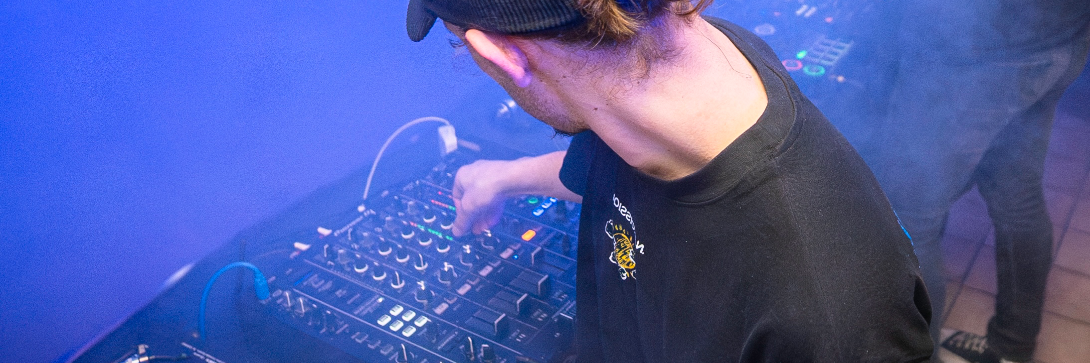 LAYVS, DJ DJ en représentation à Drôme - photo de couverture n° 2