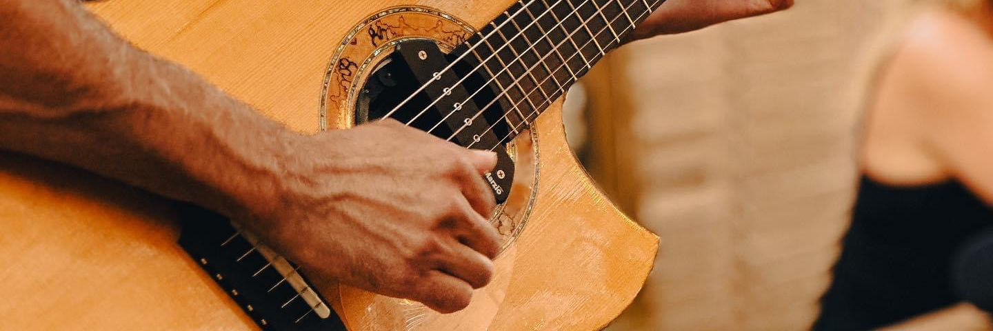 Belha, musicien Guitariste en représentation à Var - photo de couverture