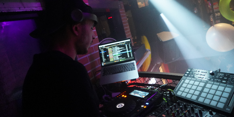 Yes Event', DJ DJ en représentation à Loire Atlantique - photo de couverture n° 1