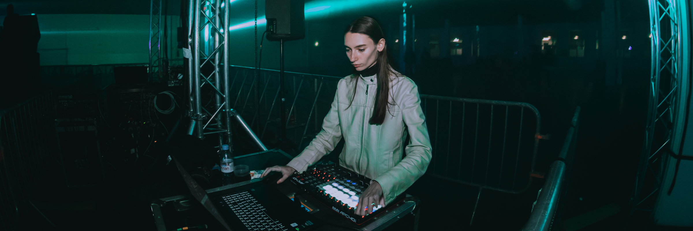 Fury System, musicien VJ en représentation à Paris - photo de couverture