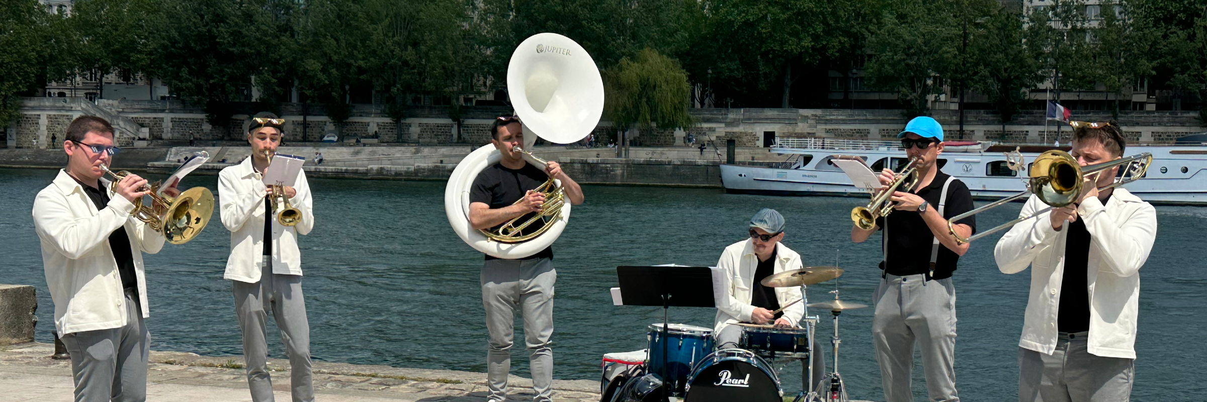 Le Dôme Band, groupe de musique Fanfare en représentation à Paris - photo de couverture