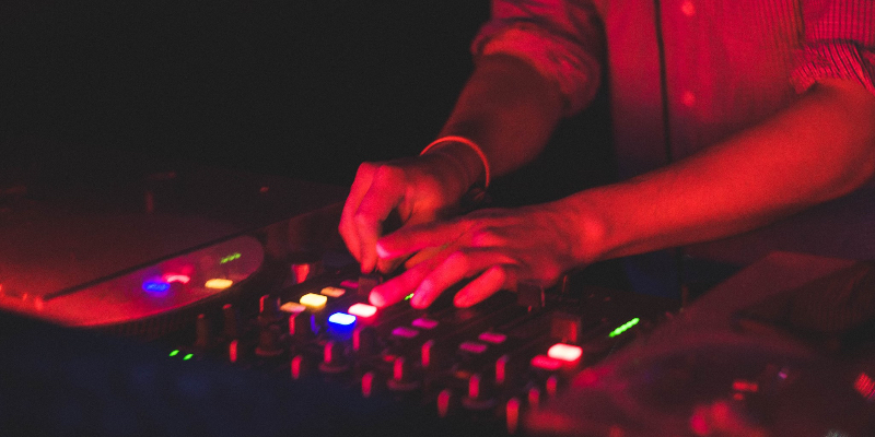 Maquesi, DJ DJ en représentation - photo de couverture