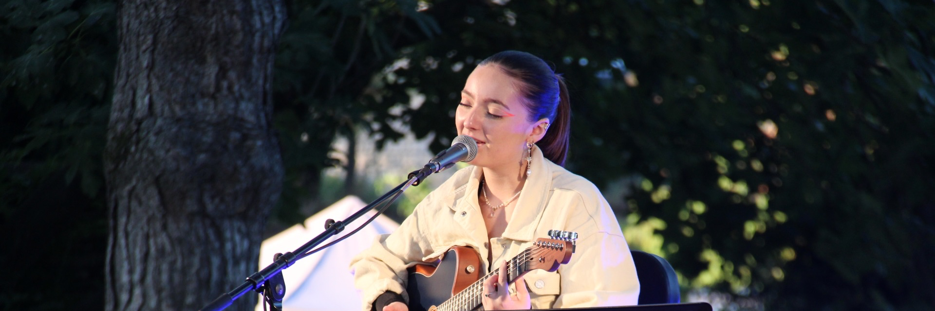 Laurane Jolly, musicien Chanteur en représentation à Rhône - photo de couverture n° 1