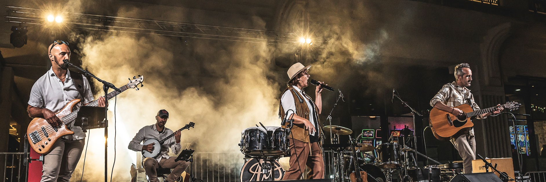 MICHELLE BUDRIA, groupe de musique Chanteur en représentation à Pyrénées Atlantiques - photo de couverture n° 2