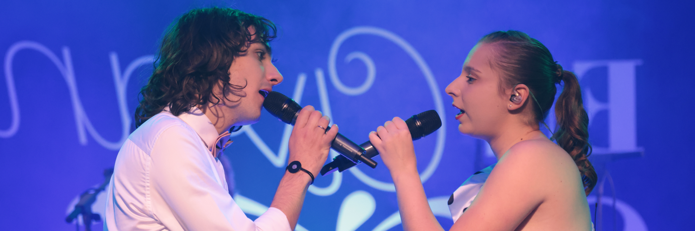 "En Avant Scène !" - Maé & Valentin  - Concert de Variété Française, groupe de musique Chanteur en représentation à Loire - photo de couverture n° 1