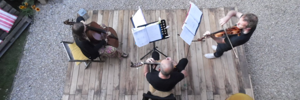 Trio en conserve, groupe de musique Folk en représentation à Côte d'Or - photo de couverture