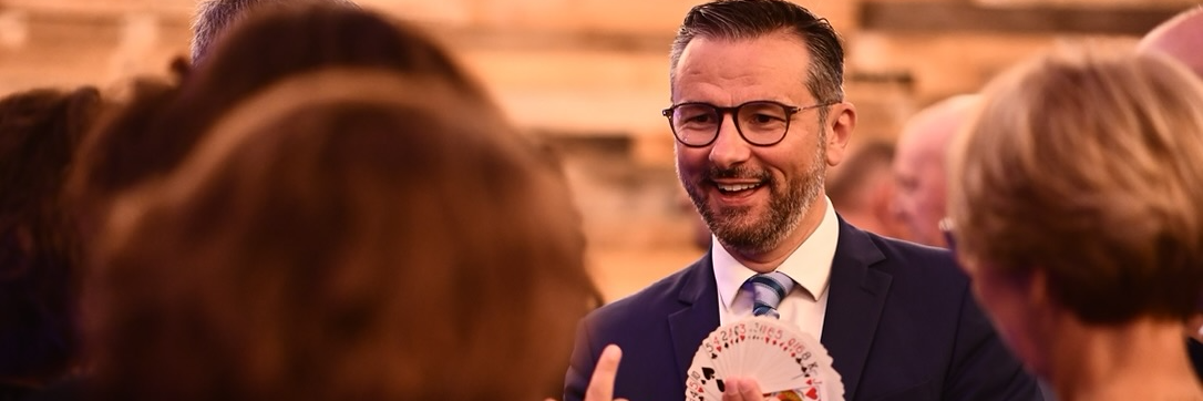 Ludovic Petiaud, Magicien Magicien en représentation à Côte d'Or - photo de couverture n° 1