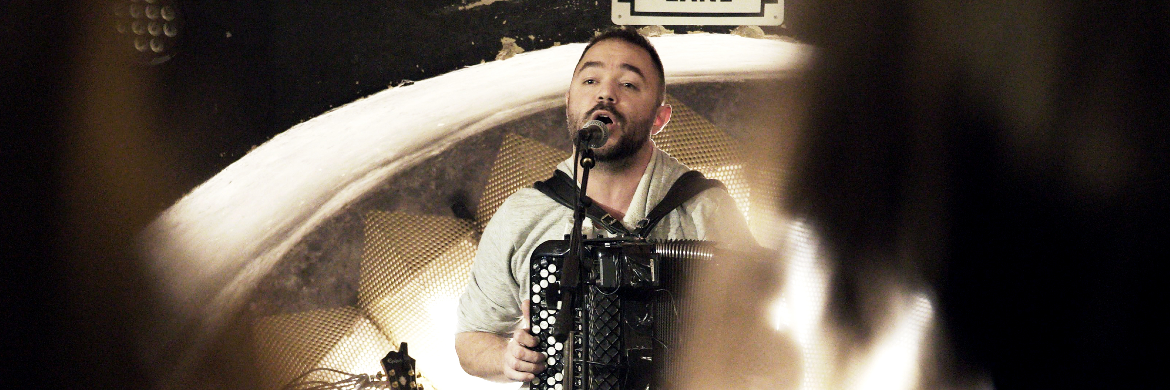 Antoine Bausson, Chanteur Chanteur en représentation à Ille et Vilaine - photo de couverture n° 1