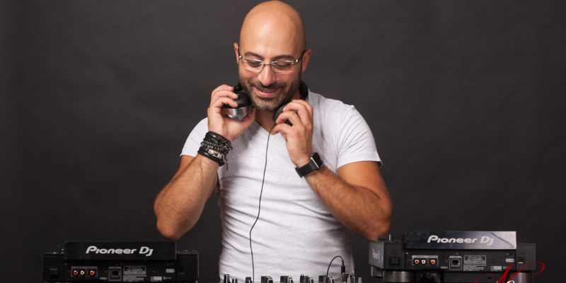 Aren, DJ DJ en représentation - photo de couverture n° 1
