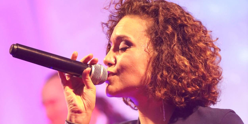 Julie GLORIA, musicien Généraliste en représentation à Paris - photo de couverture n° 1
