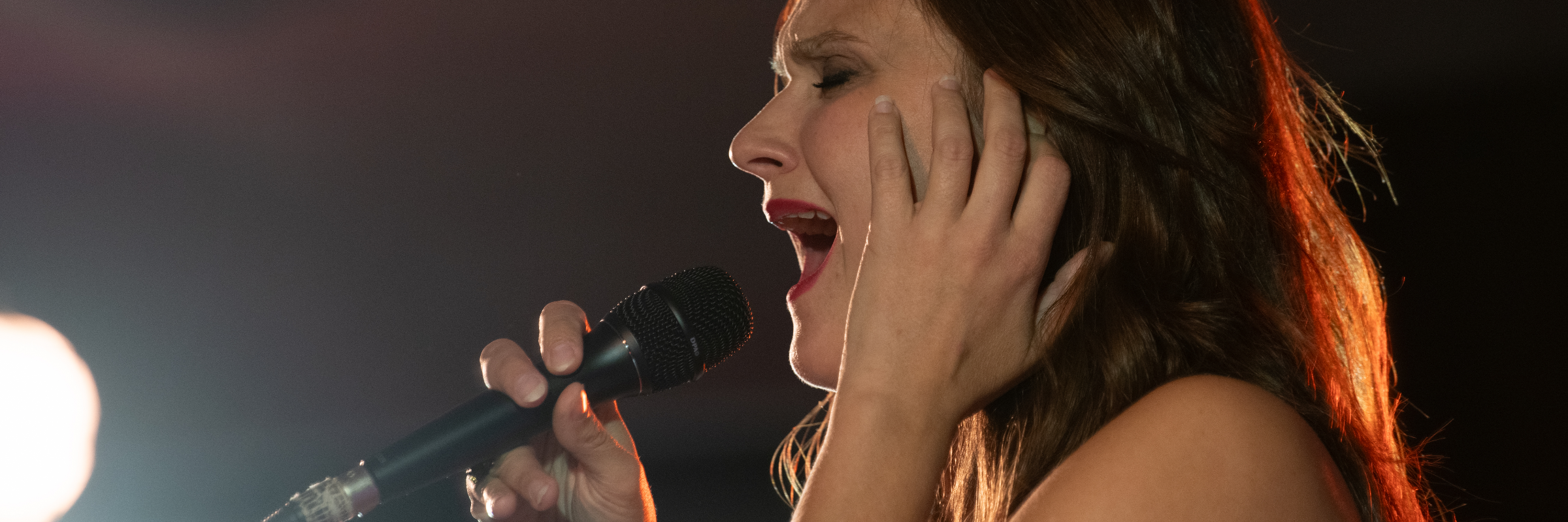 Antonela Lucía , musicien Chanteur en représentation à Var - photo de couverture n° 4