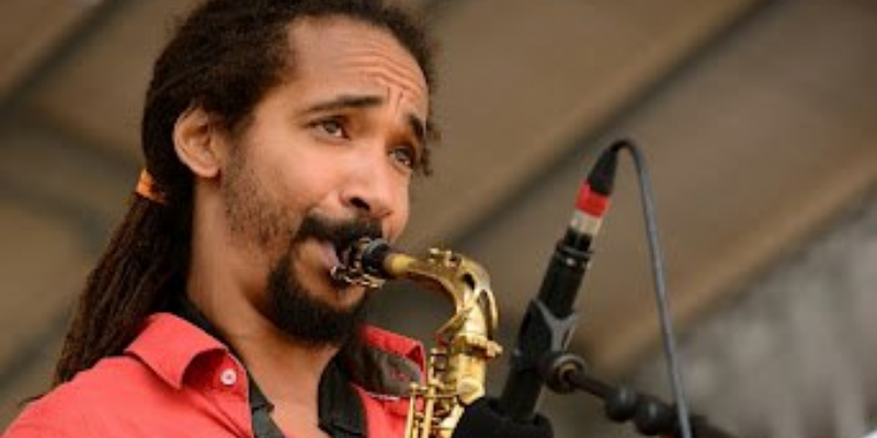 Simeon Darnal, musicien Saxophoniste en représentation - photo de couverture
