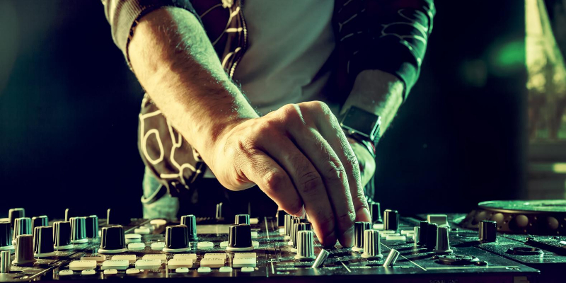 Vincent Bastille, DJ DJ en représentation - photo de couverture n° 2