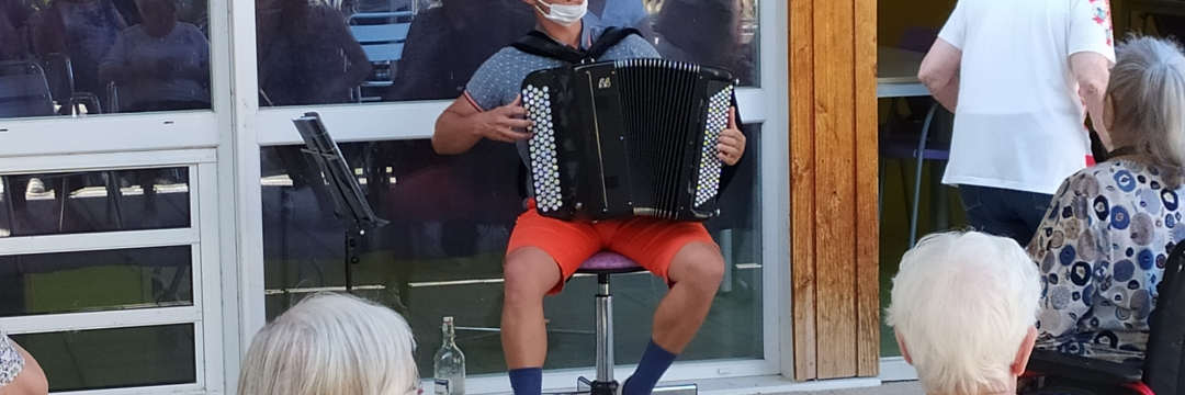 Cadet Teddy, Musiciens Accordéoniste en représentation à Jura - photo de couverture n° 2