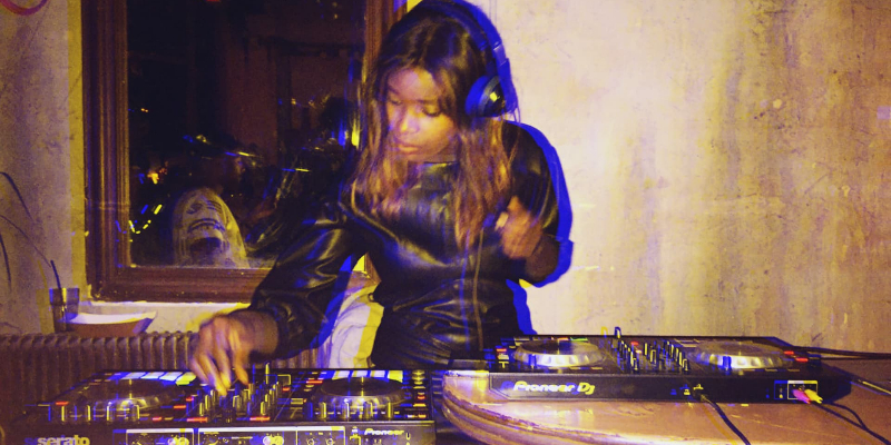 TYSHA CEE, DJ DJ en représentation - photo de couverture