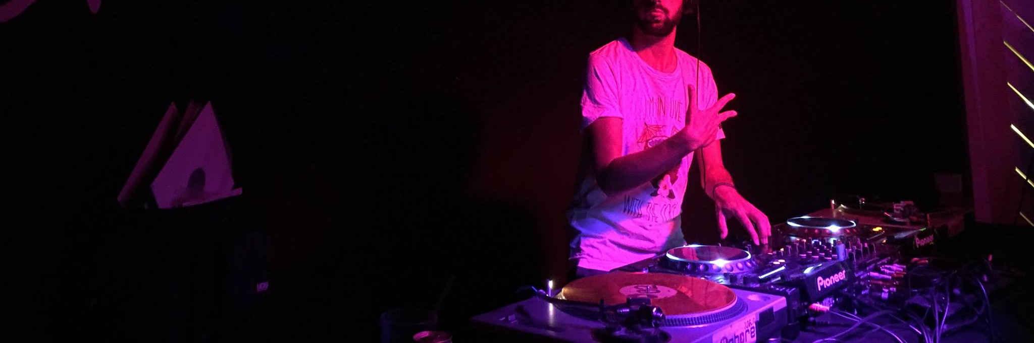 DSM, DJ DJ en représentation à Paris - photo de couverture