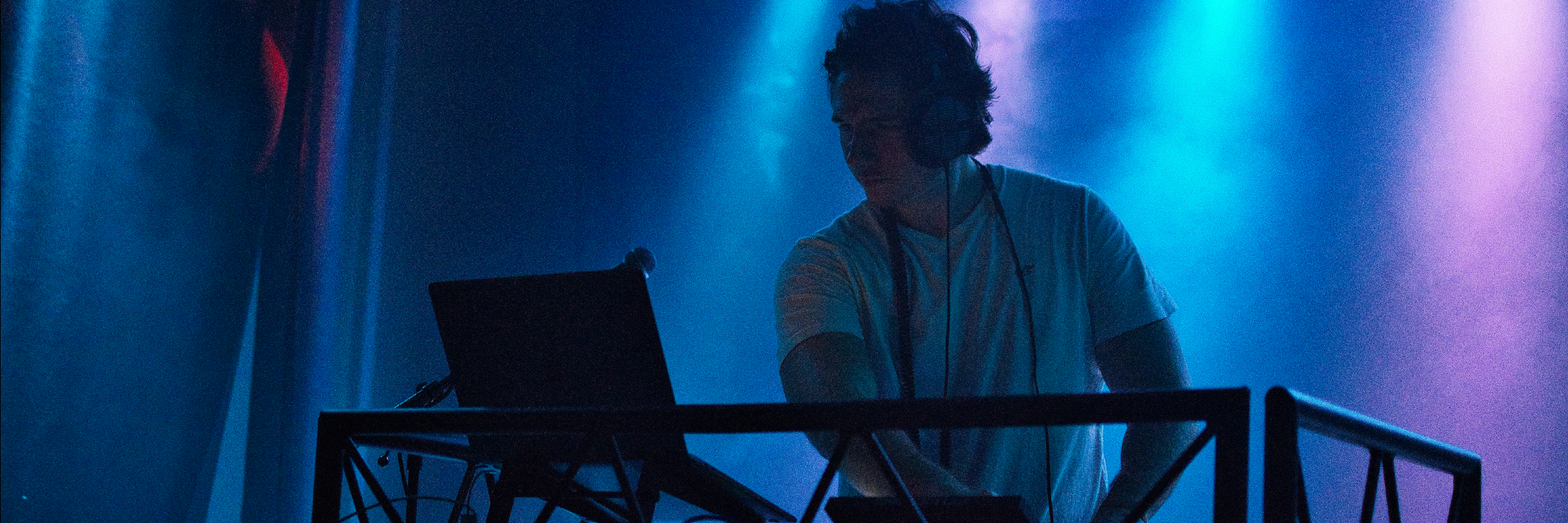 Aron Cluster, DJ DJ en représentation à Nord - photo de couverture n° 1