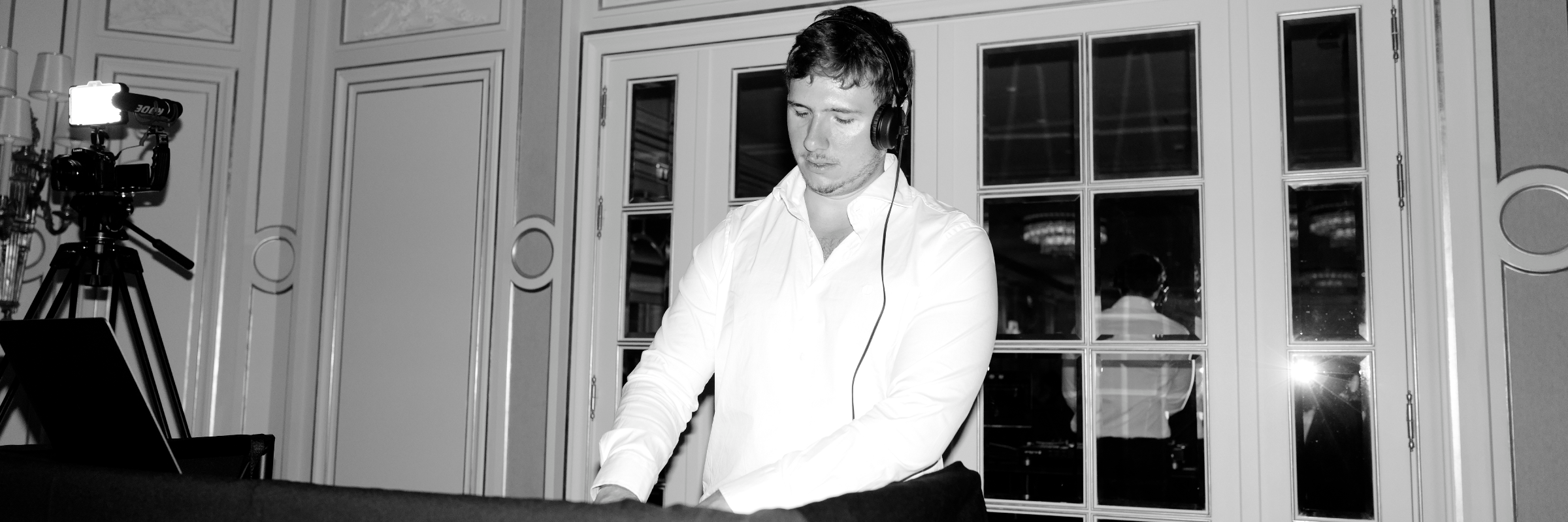 Aron Cluster, DJ DJ en représentation à Nord - photo de couverture n° 2