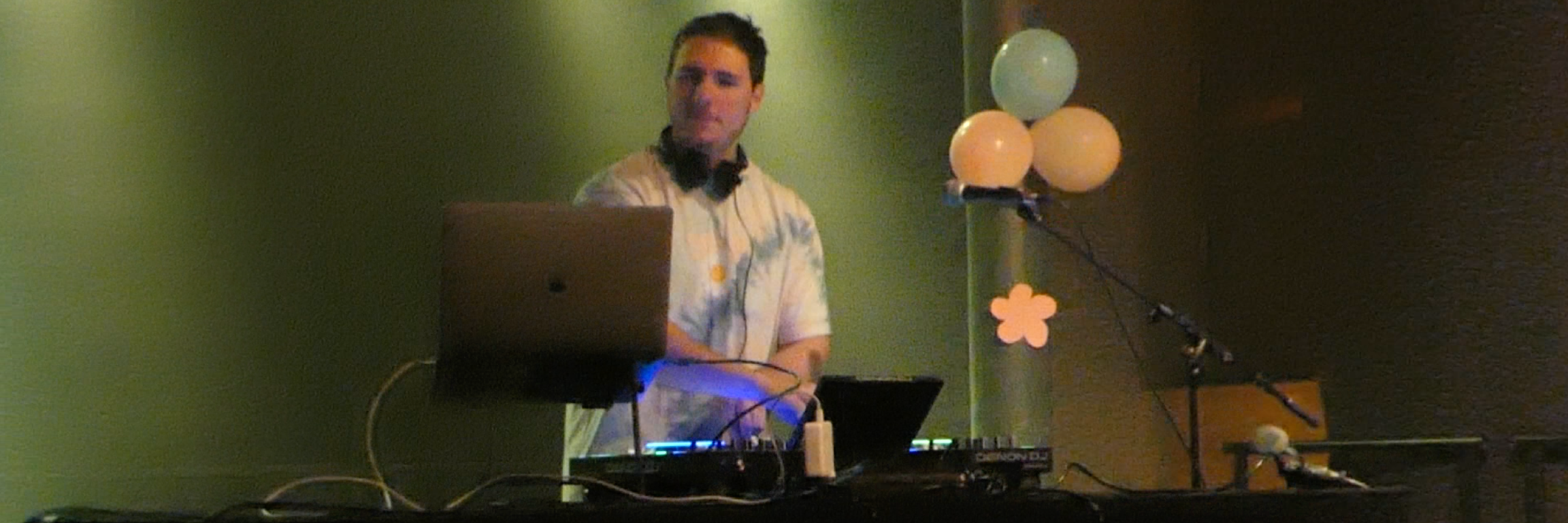 Aron Cluster, DJ DJ en représentation à Nord - photo de couverture n° 4