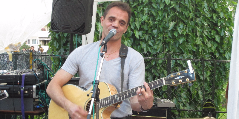 Laurent, musicien Chanteur en représentation - photo de couverture