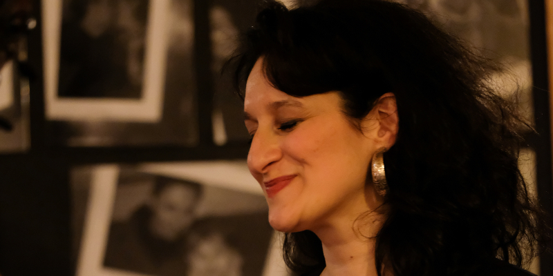 Hélène Makki, musicien Chanteur en représentation à Paris - photo de couverture