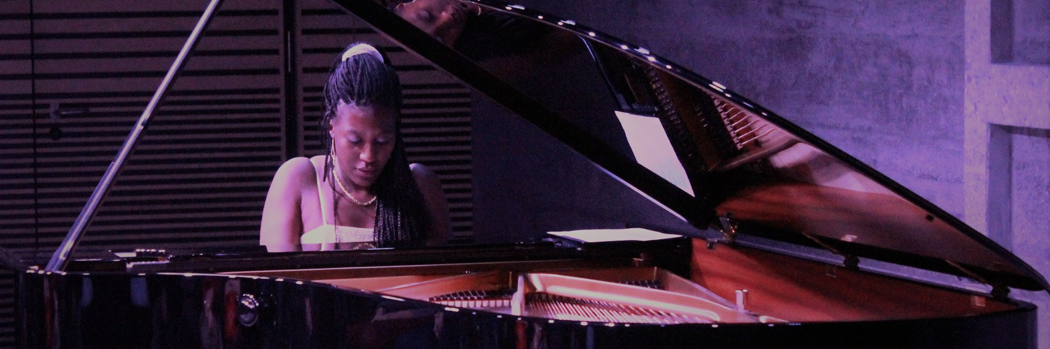 Coraline Parmentier, musicien Pianiste en représentation à Canton de Genève - photo de couverture