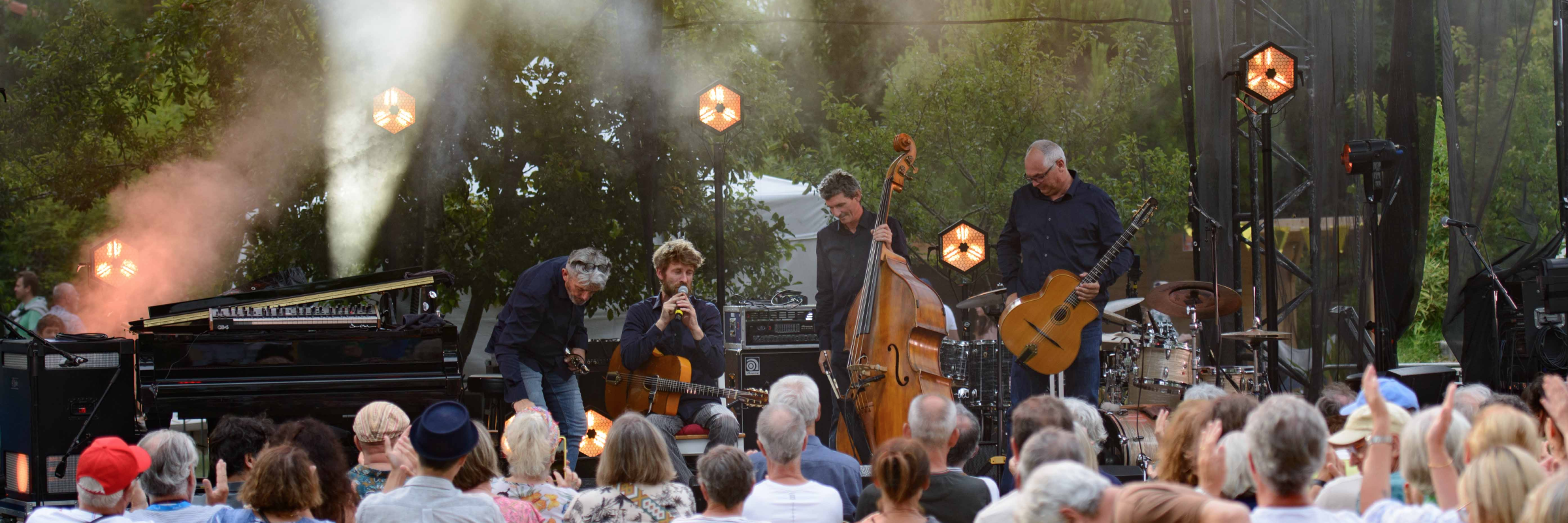 Biper swing , groupe de musique Jazz manouche en représentation à Pyrénées Atlantiques - photo de couverture n° 3
