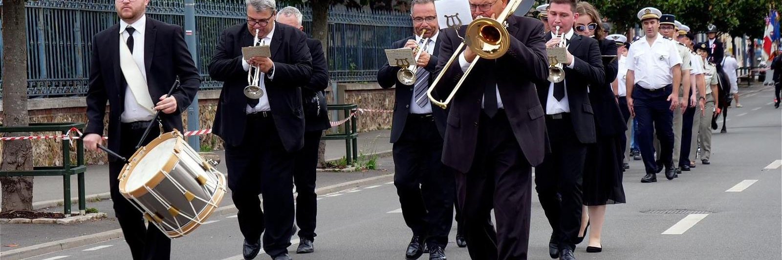 Les Tontons Zébrés, groupe de musique Fanfare en représentation à Paris - photo de couverture n° 2