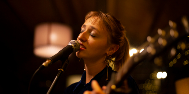 Mackenzie Leighton, musicien Chanteur en représentation à Loire Atlantique - photo de couverture n° 1