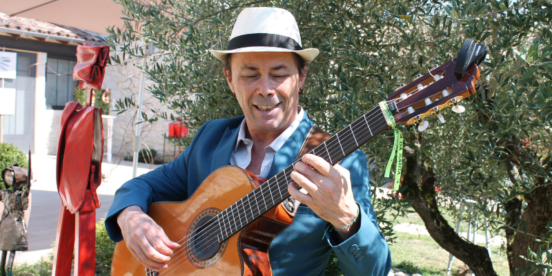 Thiery Sonterra, musicien Bossa Nova en représentation à Haute Garonne - photo de couverture n° 1