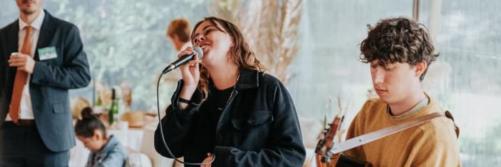 Maïa Pète Une Corde, Chanteur Guitariste en représentation à Ille et Vilaine - photo de couverture n° 2