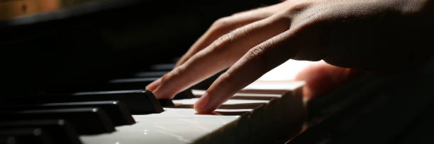 Moumene, musicien Pianiste en représentation à Paris - photo de couverture