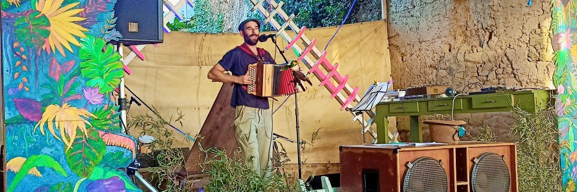 L'accordéon et son Antoine , musicien Chanteur en représentation à Savoie - photo de couverture n° 1