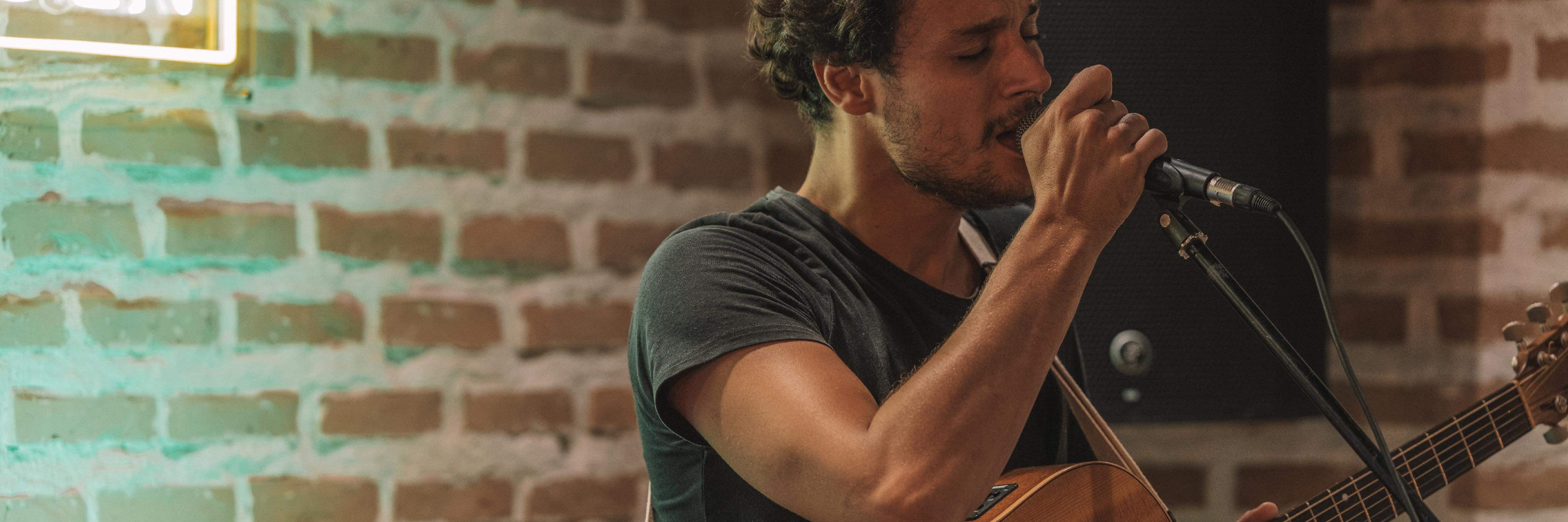 Roman, musicien Chanteur en représentation à Paris - photo de couverture n° 3