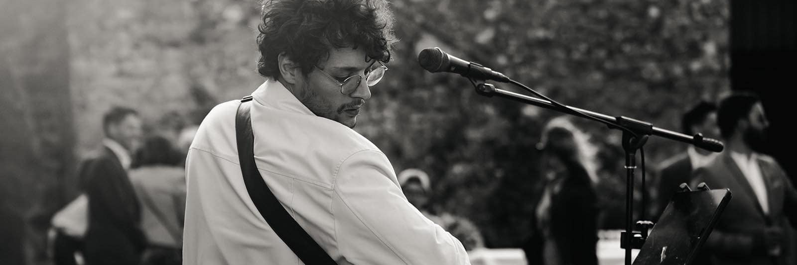 Roman, Chanteur Chanteur en représentation à Paris - photo de couverture n° 4