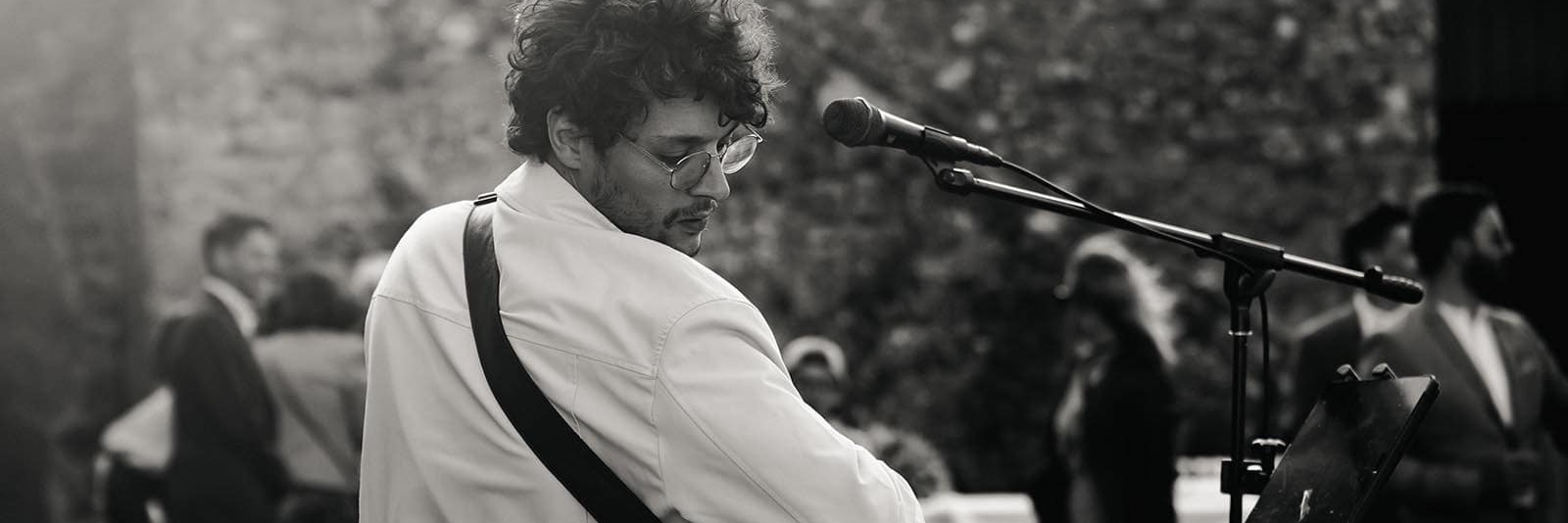 Roman, musicien Chanteur en représentation à Paris - photo de couverture n° 1